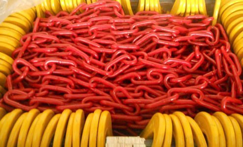 Example of lashing chains ready for dispatch, painted red, mounted with yellow C-hooks, from the manufacturer Yuedasite Rigging